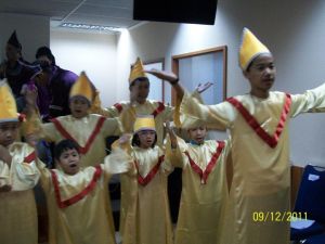 Paduan Suara kanak-kanak yang mengiri ritual agama nasrani di Gereja mereka.
