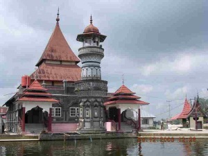 Masjid dengan Arsitektur Minangkabau Sumber: http://manggopohalamsaiyo.blogspot.com/2011/01/adat-basandi-syara-syara-basandi.html